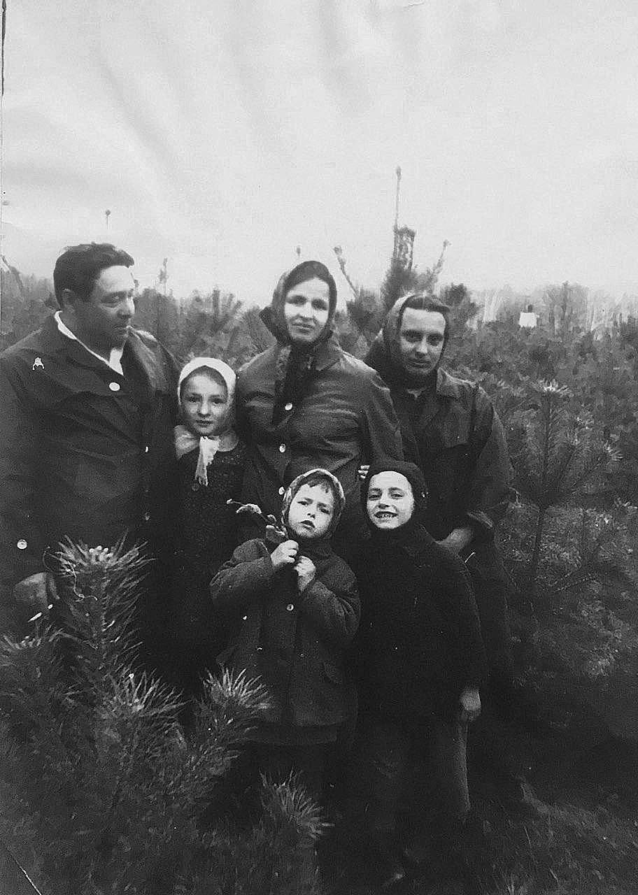 Семья на чёрно-белом снимке на природе