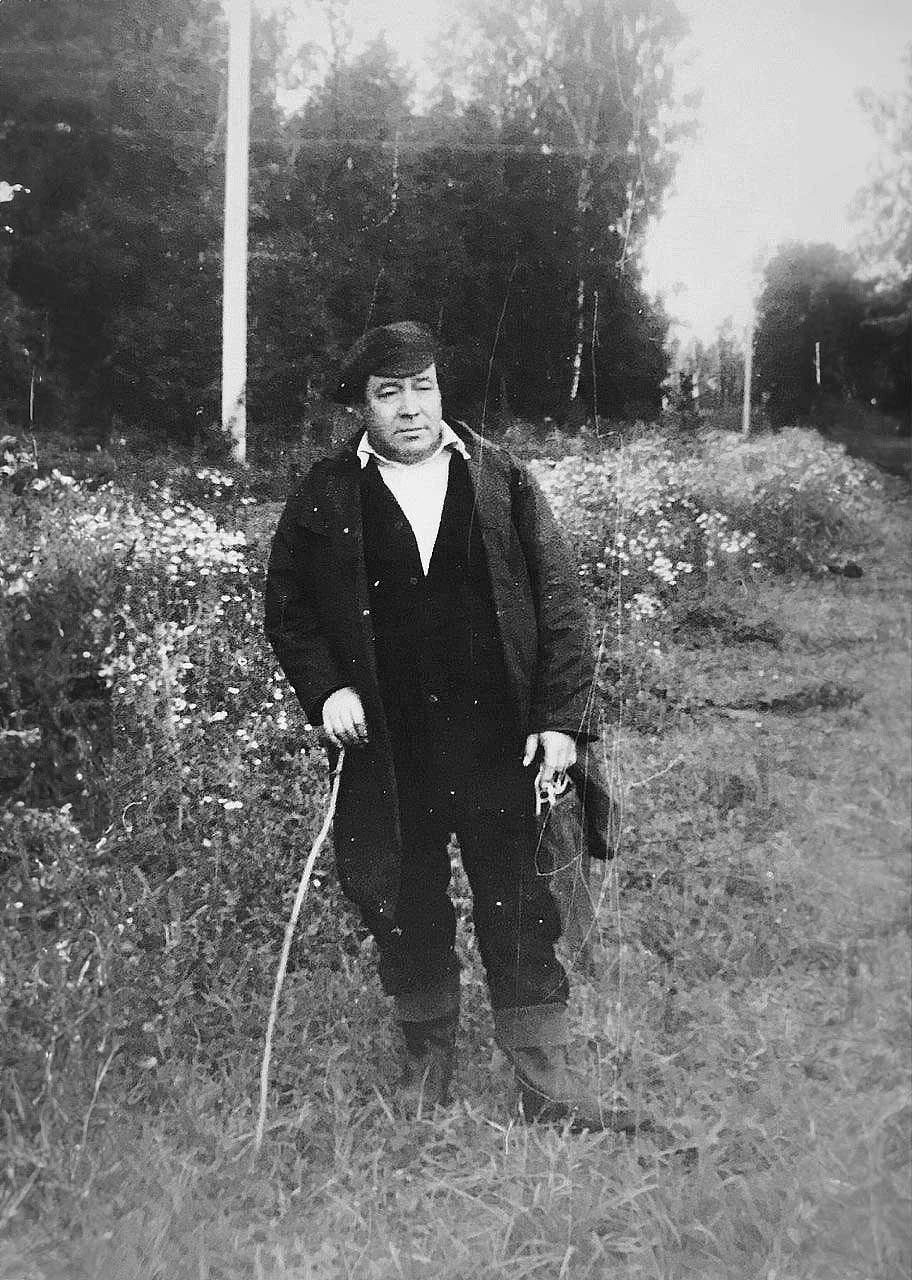 Дедушка Руслана на природе с тростью