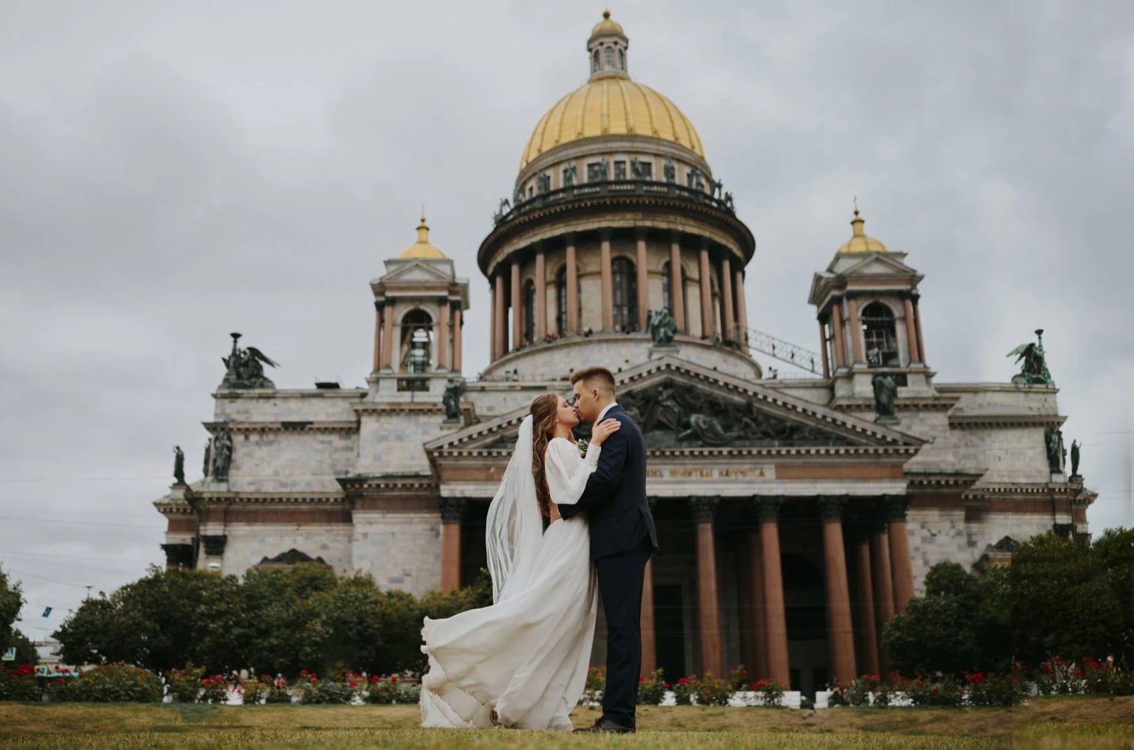 Молодожёны у Исаакиевского собора