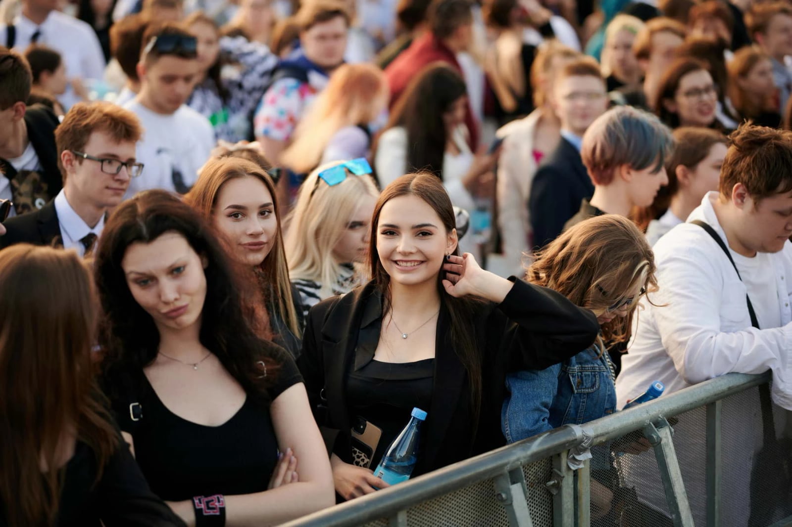 Выпускники у ограждения перед сценой