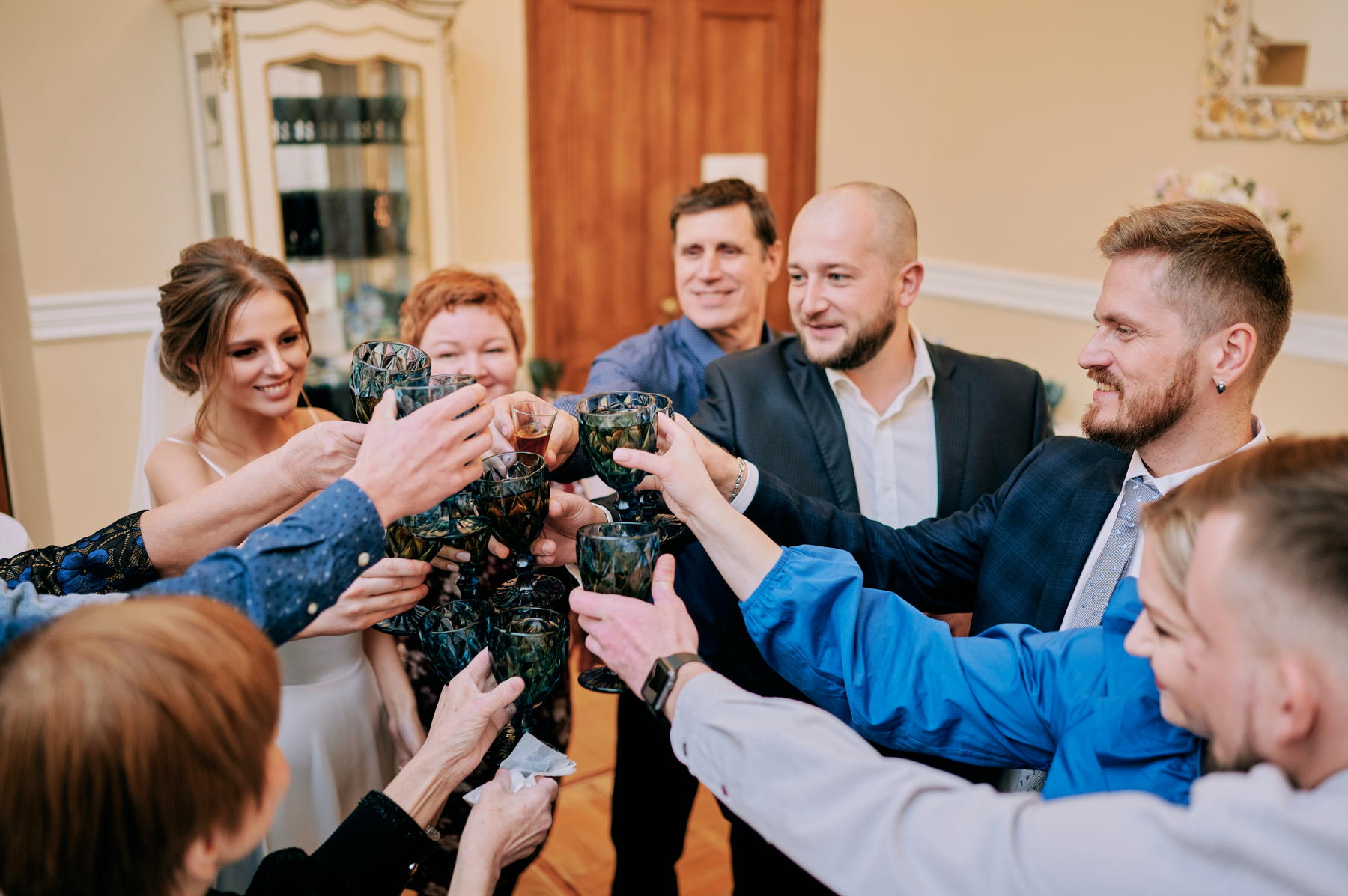 Невеста с гостями чокаются с женихом на ужине
