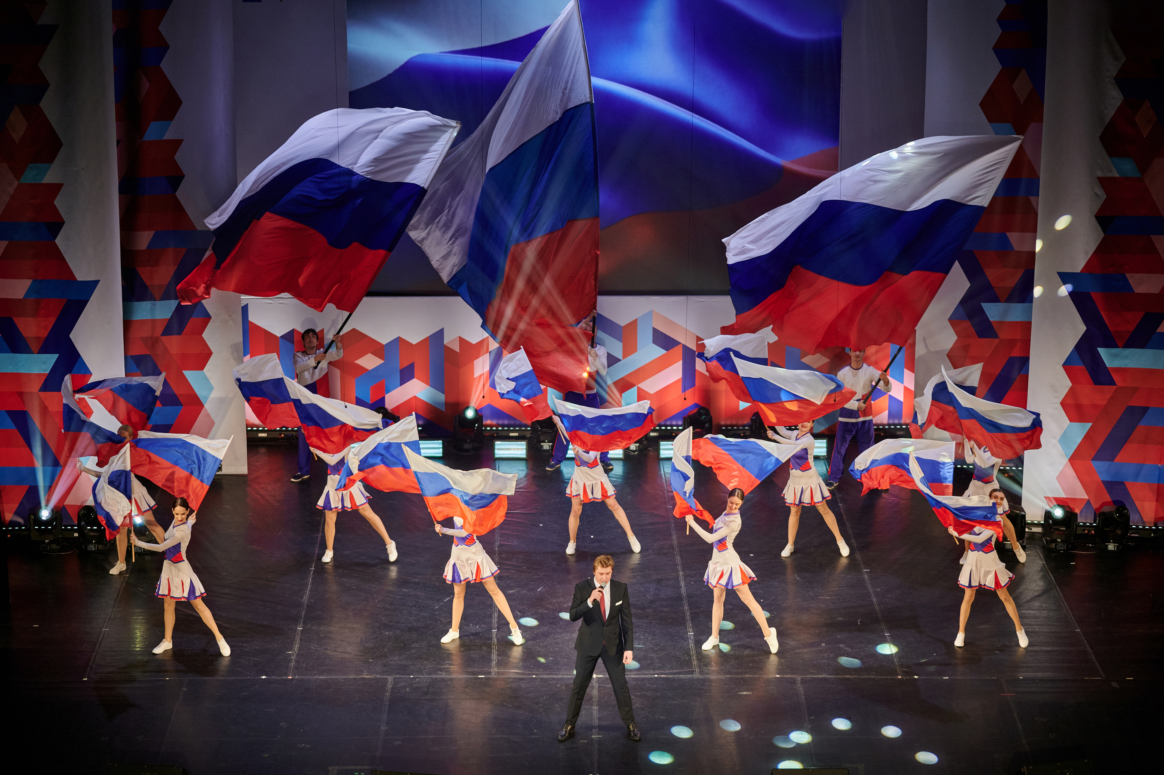 Выступление на сцене с большими флагами