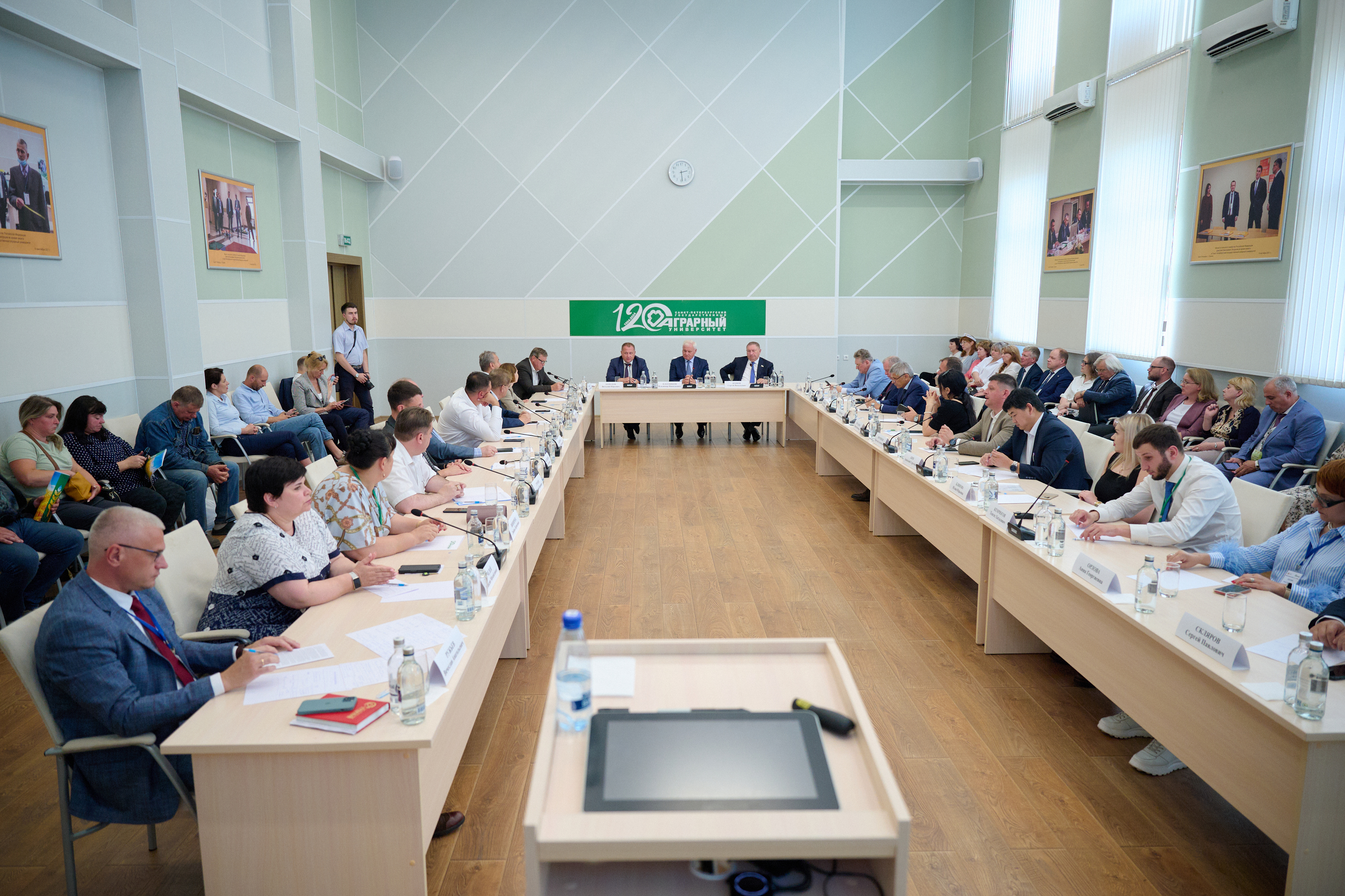 Общий план деловой встречи за длинным столом